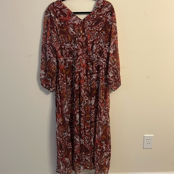 Elegant Floral V-Neck Dress - Picture 4 of 4